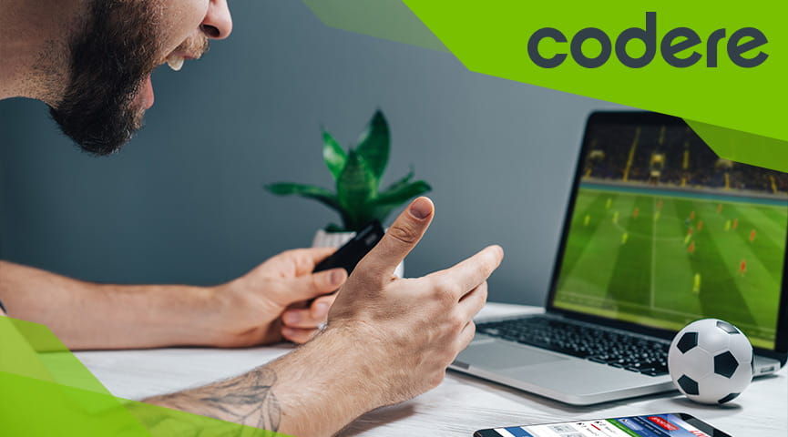 Logo de Codere sobre una imagen de un hombre haciendo apuestas de fútbol online.